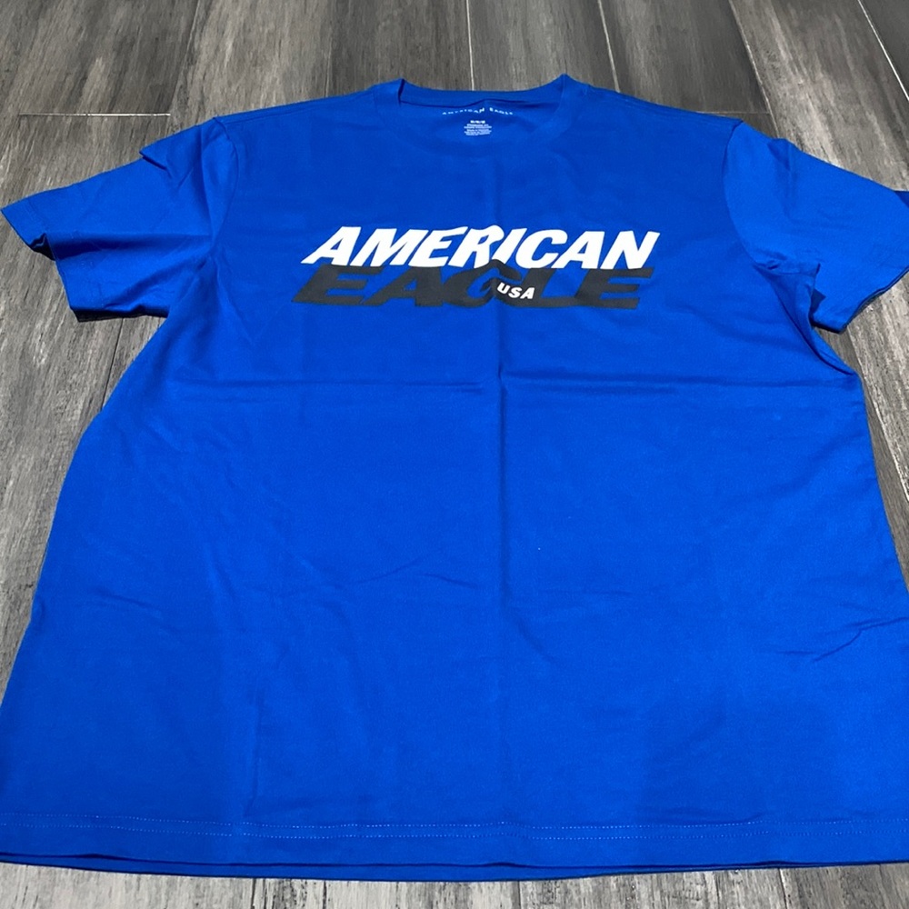 Mens American Eagle standard fit tee.
